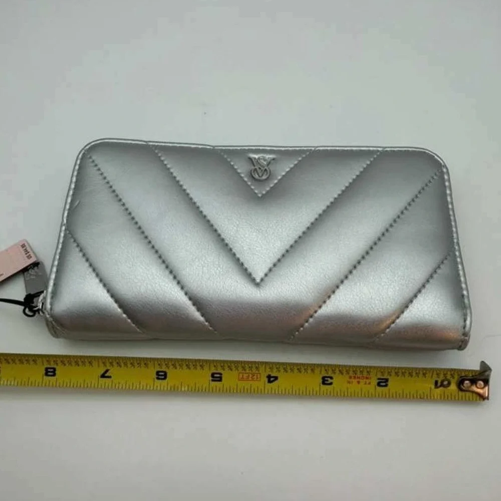 Victoria's Secret Silver Quilted Wallet‎ NWT Metallic Zip Around Wallet New - Picture 5 of 6